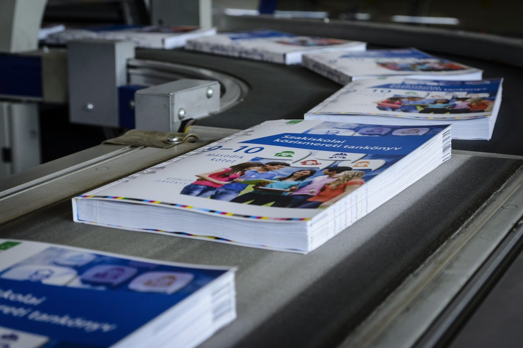 Tankönyvek a debreceni Alföldi Nyomda Zrt.-ben 2014. július 29-én. A nyomdából kikerülő tankönyvek órákon belül eljutnak a Könyvtárellátó (Kello) raktáraiba, a tankönyvek terjesztése pedig az előre tervezett határidőben megkezdődhet. A tartalmi, módszertani és technológiai szempontból is újnak számító megújuló tankönyveket 4,6 milliárd forintból, EU-s támogatás segítségével fejlesztették ki, első alkalommal pedig a szeptemberben induló tanévben kerülnek az iskolákba. MTI Fotó: Czeglédi Zsolt