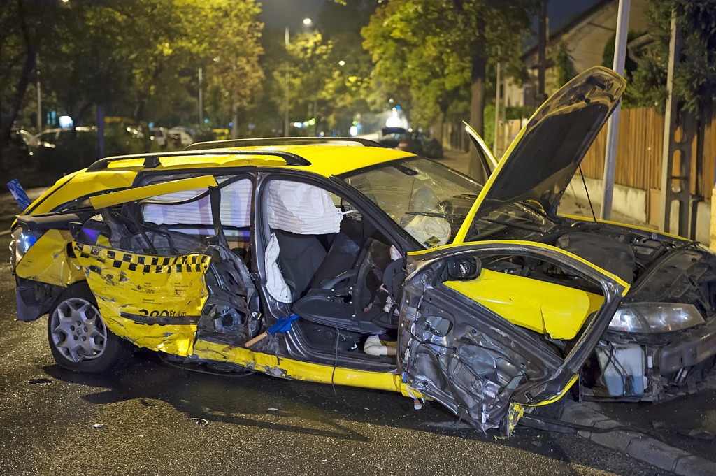 Taxi és személyautó ütközött Budapesten
