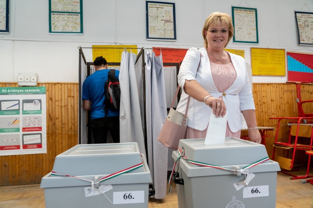 Németh Angéla, a kerület polgármestere szavaz/Fotó: XV Média, Vargosz