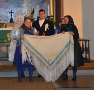 A palotai öltözék egyik legszebb és legjellegzetesebb darabja a paradicsomszélű kendő