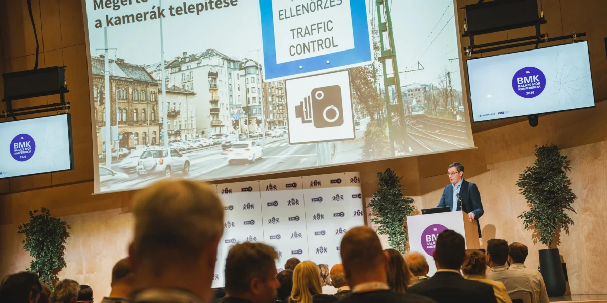 A konferencián a részvevők hallgatják Karácsony Gergely főpolgármester előadását. A kivetitőn szemlétetik, hogy megérte a kamerák telepítése a budapesti utakon.